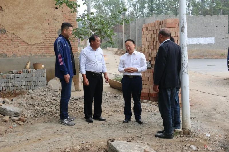 扶貧路上  攜手同行——弘義集團黨委書記、董事長張秀峰一行 到定點幫扶村調研