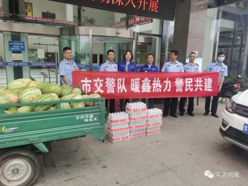 高溫下交警執(zhí)勤忙，暖鑫熱力送瓜送水送清涼